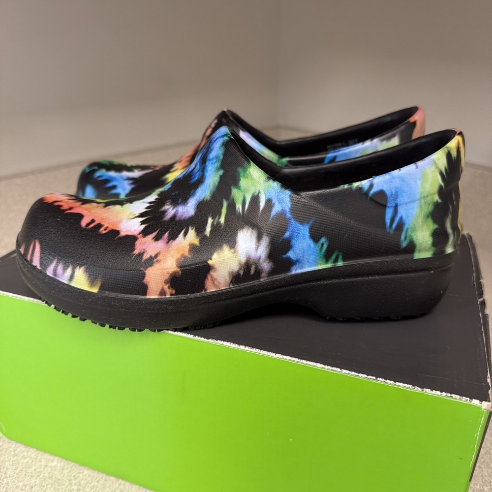 Crocs Neria Pro II Graphic Clogs Tie Dye Women Size 6 Work Shoes Slip Resistant